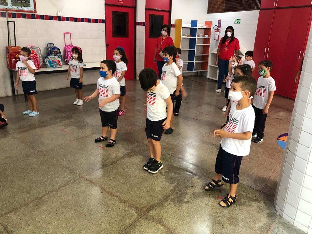 Retorno da Educação Infantil Manhã. Acolhimento aos alunos. Seguindo todos os protocolos.